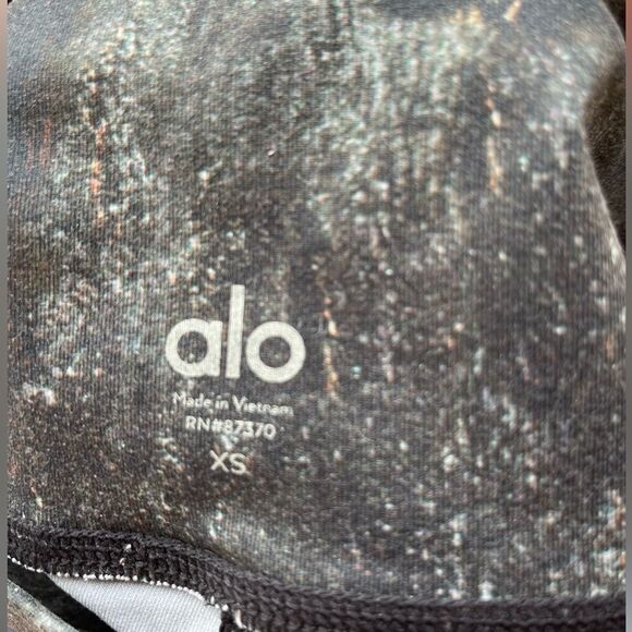 Alo Yoga stormy night sky capri high-waisted leggings, tight and flattering, XS - Picture 3 of 8